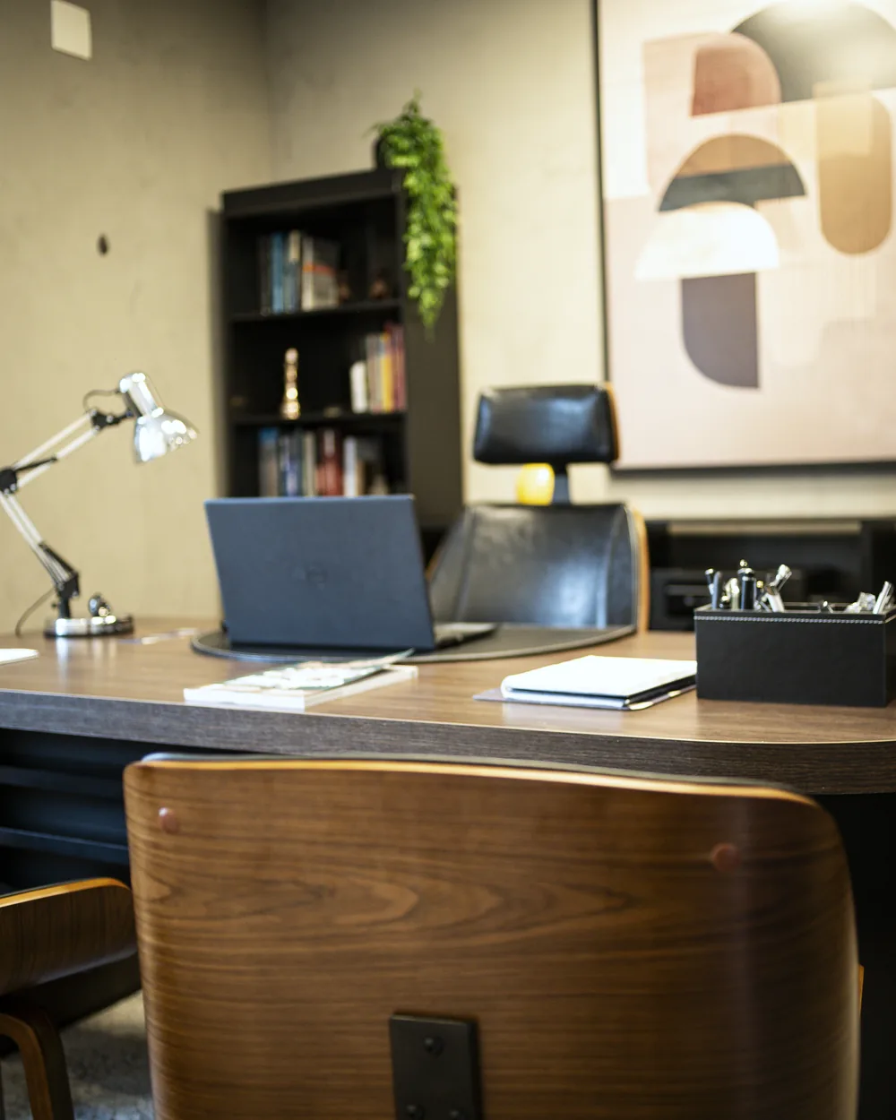 Mesa com notebook e luminária