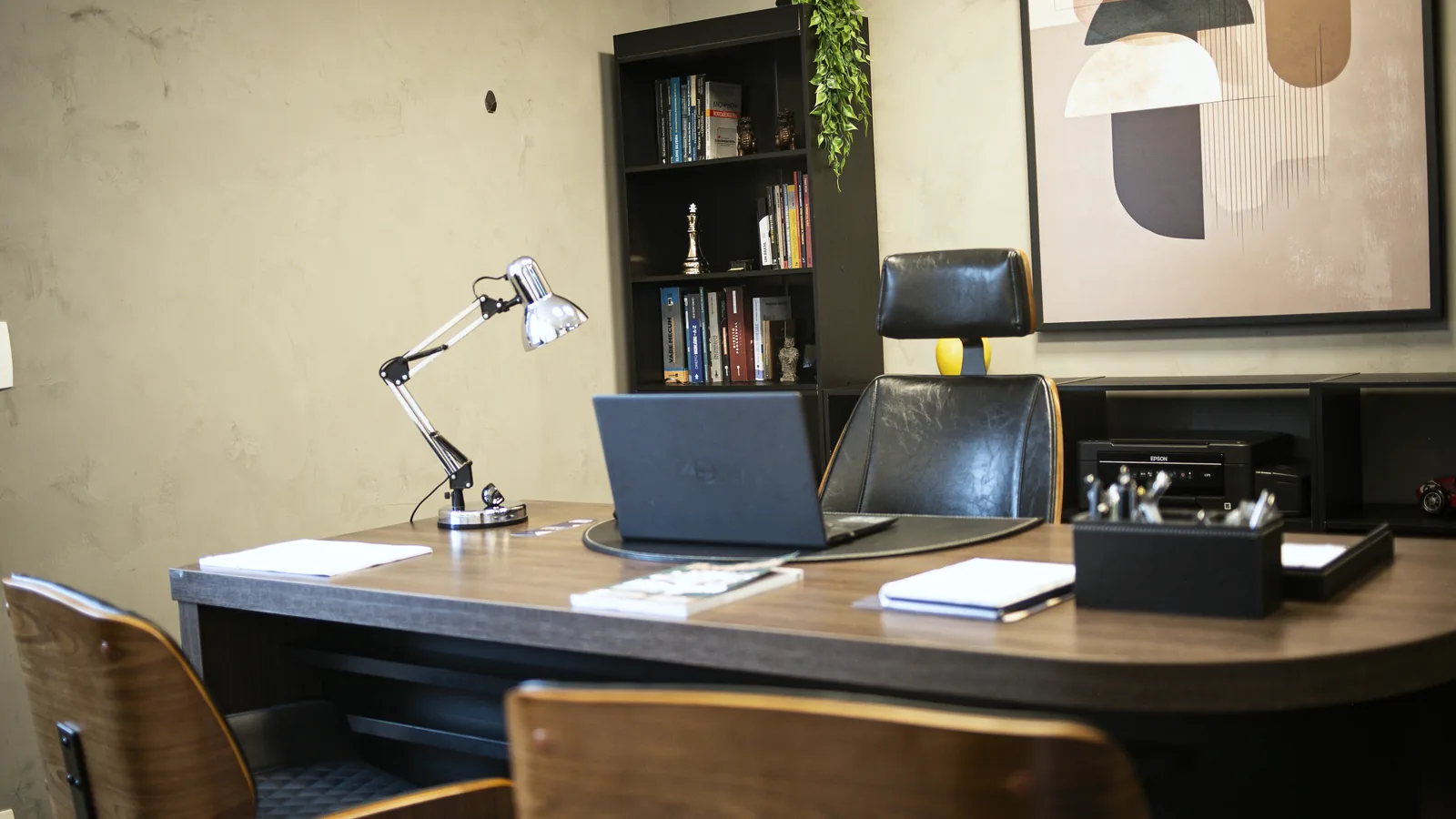 Mesa de trabalho com vista para a estante