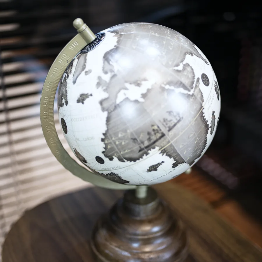 Globo sobre a mesa