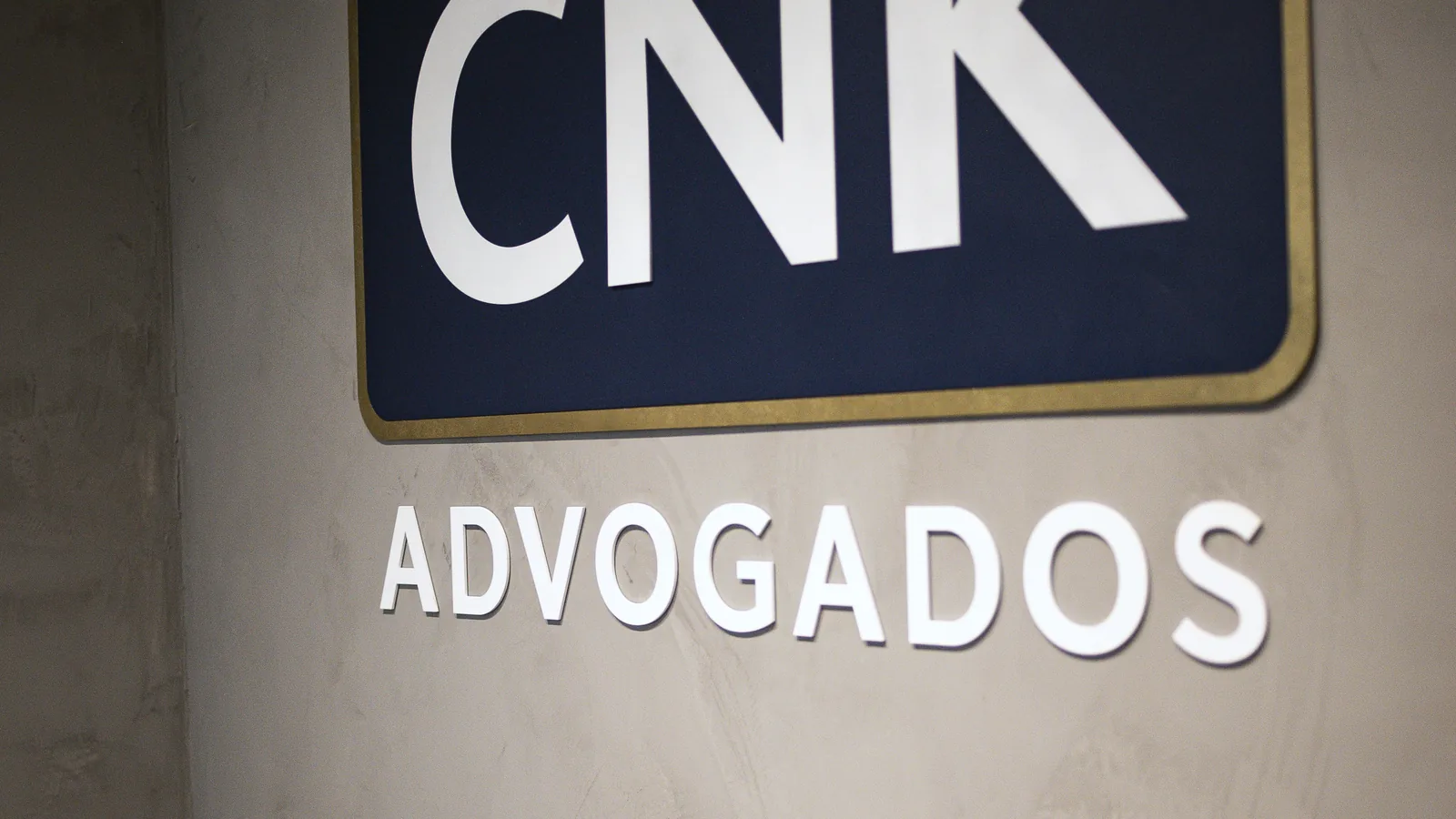 Marca do CNK Advogados na parede
