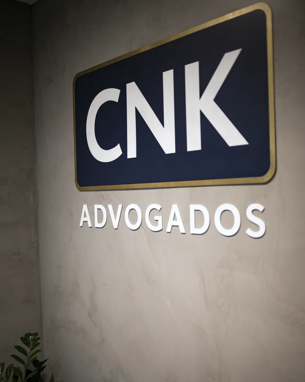 Marca do CNK Advogados na parede da recepção